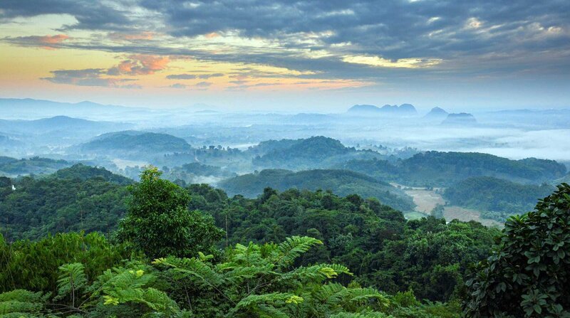 Morgenstimmung über den Hügeln vor Chiang Mai, Nordthailand – Bild: ZDF und NDR/Wolfgang Schick. Morgenstimmung über den Hügeln vor Chiang Mai, Nordthailand – Bild: ZDF und NDR/Wolfgang Schick.