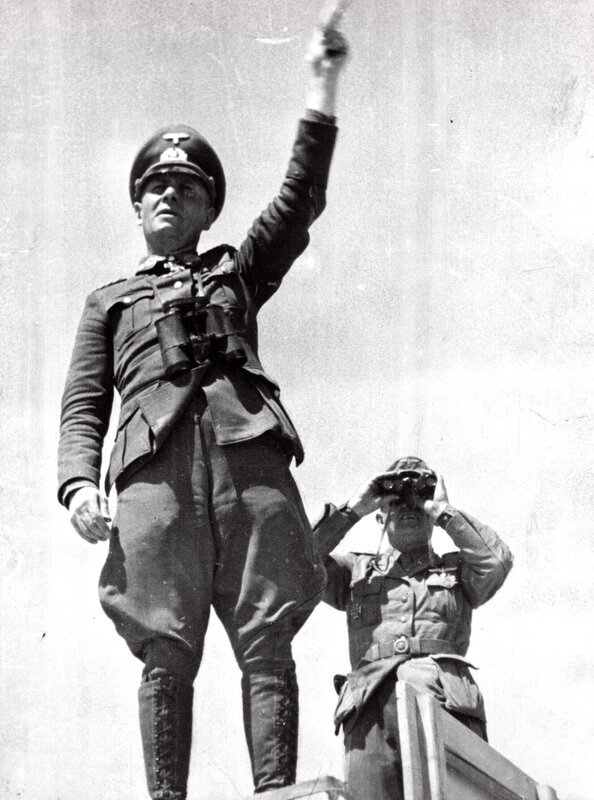 1942-Erwin Rommel mit Offizier an der Front. – Bild: Spiegel Geschichte