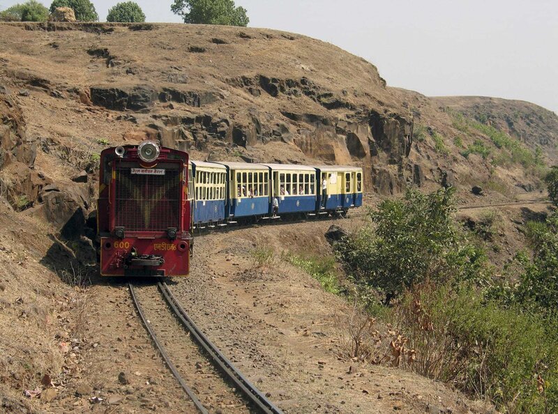 221 Kurven und 800 Meter Höhenunterschied muss die Matheran-Hill-Bahn auf ihrem Weg in den Luftkurort Matheran im Nordwesten Indiens zurücklegen. – Bild: ZDF und HR/​Peter Weinert