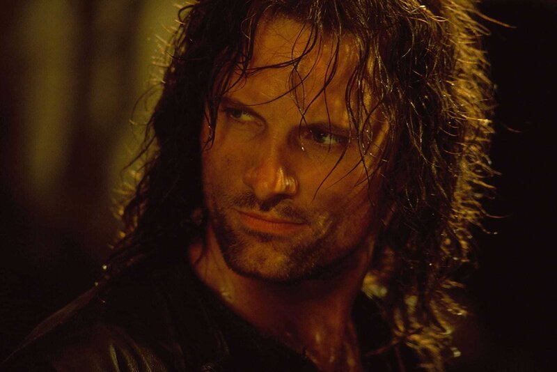 Aragorn (Viggo Mortensen) und die anderen Gefährten beschließen, die Suche nach den verschleppten Hobbits aufzunehmen … – Bild: Warner Brothers Lizenzbild frei