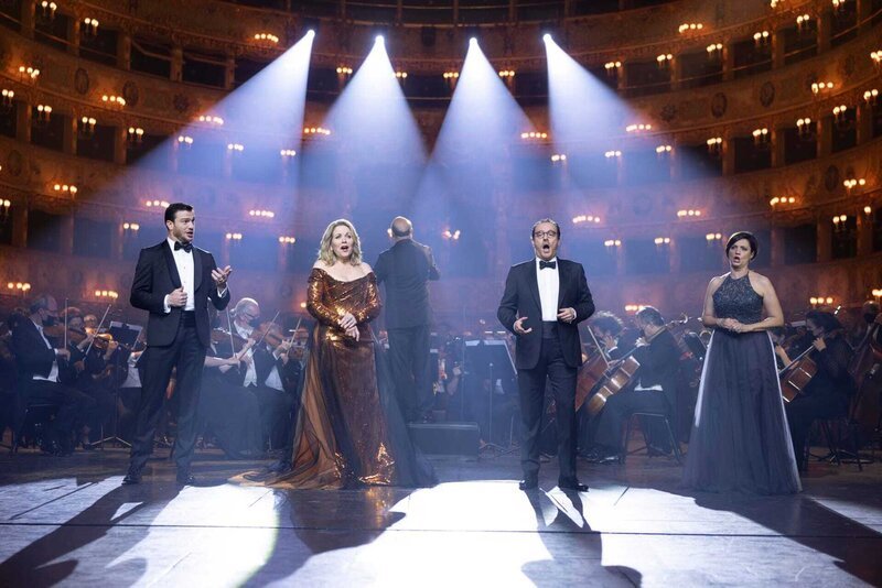 Zusammen mit ihren Gästen singt Renée Fleming im legendären Teatro La Fenice. – Bild: ZDF und Stefano Cristiano Montesi.