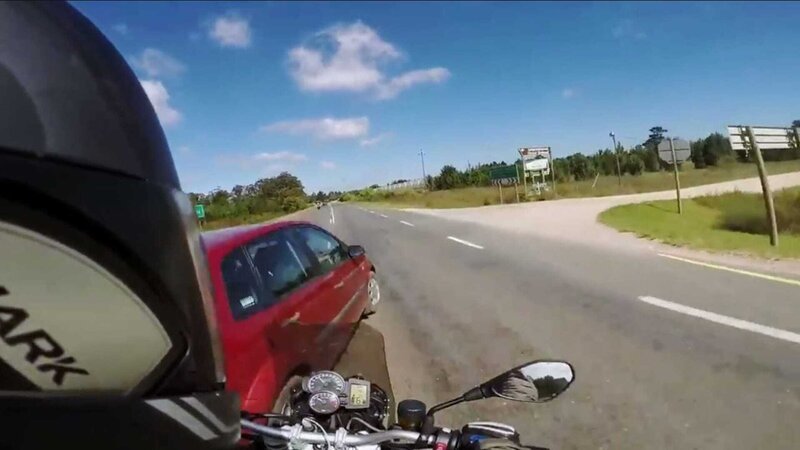 Auch dieses haarsträubende Überholmanöver wurde von einer Kamera festgehalten. Kann der Motorradfahrer noch rechtzeitig abbremsen? – Bild: N24 Doku