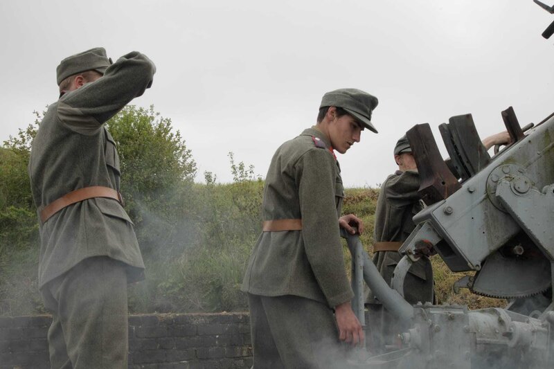 SS soldiers load up weapon to collapse the tunnel. – Bild: NGC /​ DSP TV /​ Steve Morgan