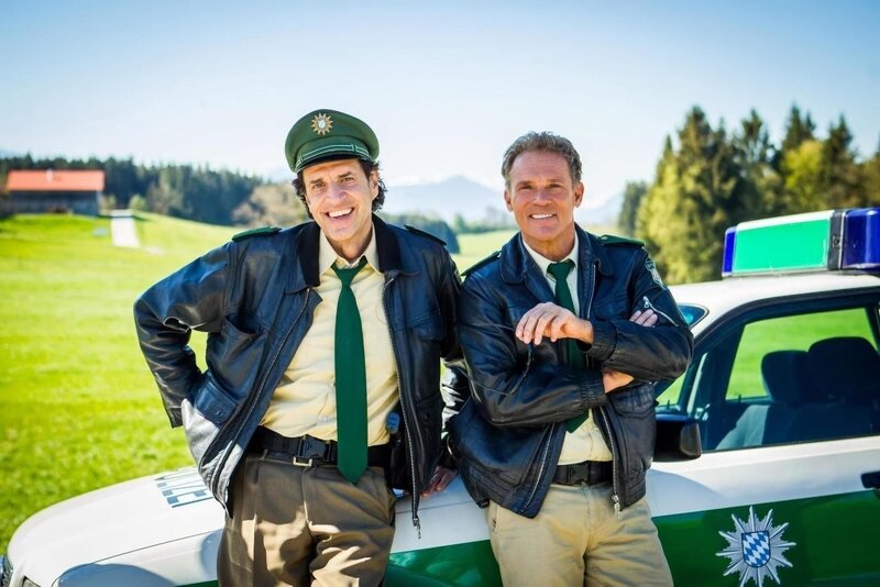 Von links: Johannes Staller (Helmfried von Lüttichau) und Franz „Hubsi“ Hubert (Christian Tramitz). – Bild: ARD /​BR /​ TMG