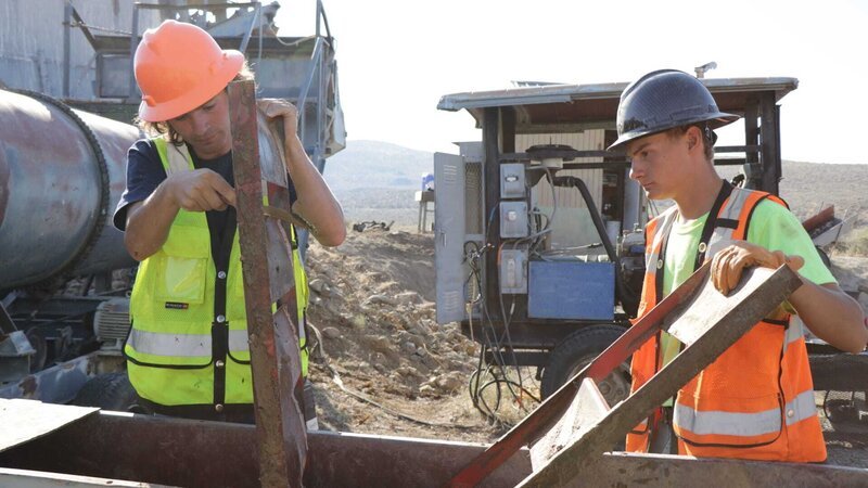 Jagger and Wylder Follett scrape the sluice traps together. – Bild: Discovery Communications, LLC