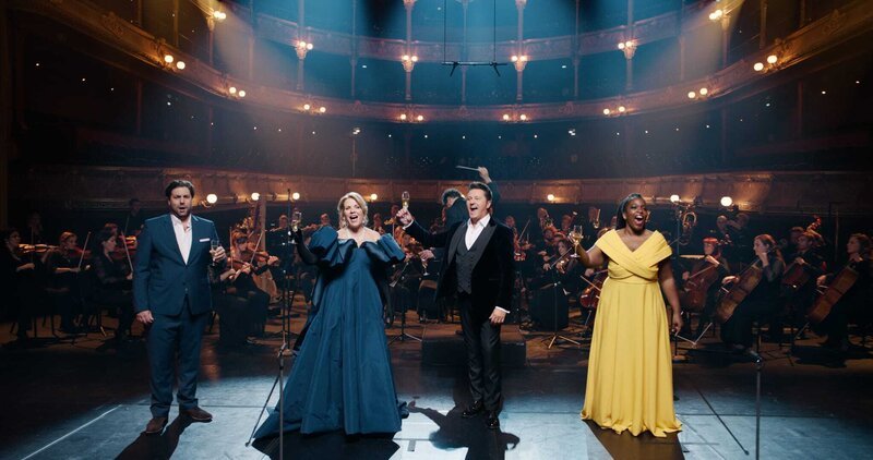 Zusammen mit ihren Gästen singt Renée Fleming im Théâtre du Châtelet. – Bild: ZDF und Julien Jaunet.