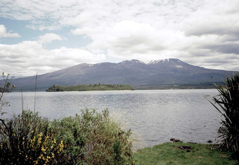 Der „Mount Tangariro“mit dem Lake Rotoaira und der Motuopui Insel im Vordergrund. – Bild: ZDF und SWR.