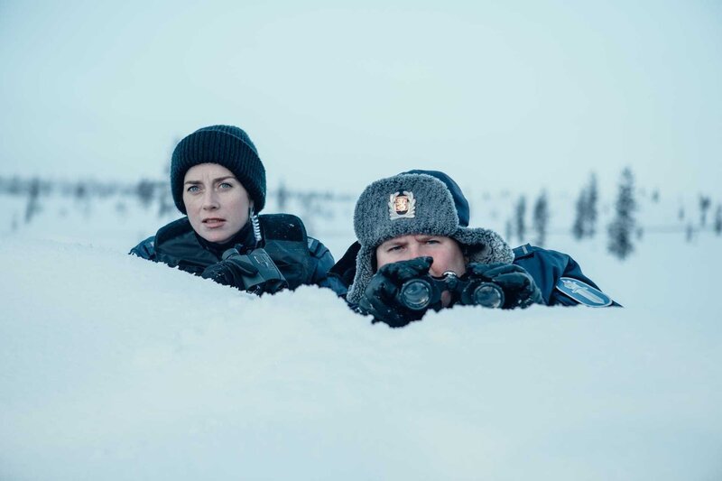 Nina Kautsalo (Iina Kuustonen) und ihr Kollege Niilo Aikio (Janne Kataja) suchen das Versteck der russischen Schleuser. – Bild: ZDF und Hannele Majaniemi./​Hannele Majaniemi