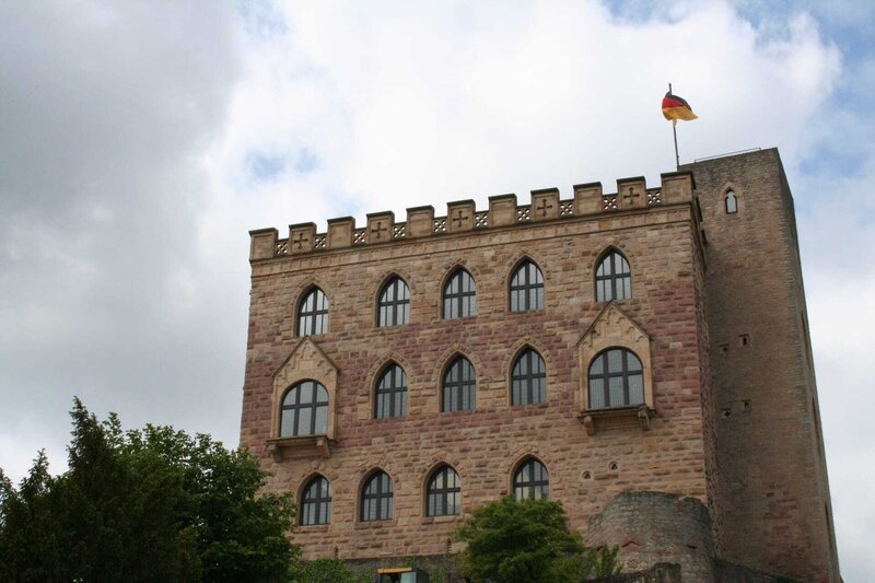 Das Hambacher Schloss. – Bild: BR/​INTER/​AKTION GmbH