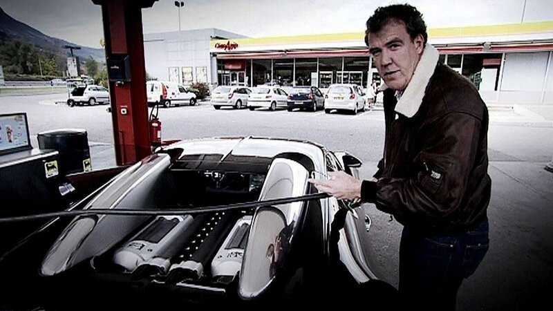 Jeremy Clarkson tankt den Bugatti Veyron. – Bild: RTL /​ © BBC 2007