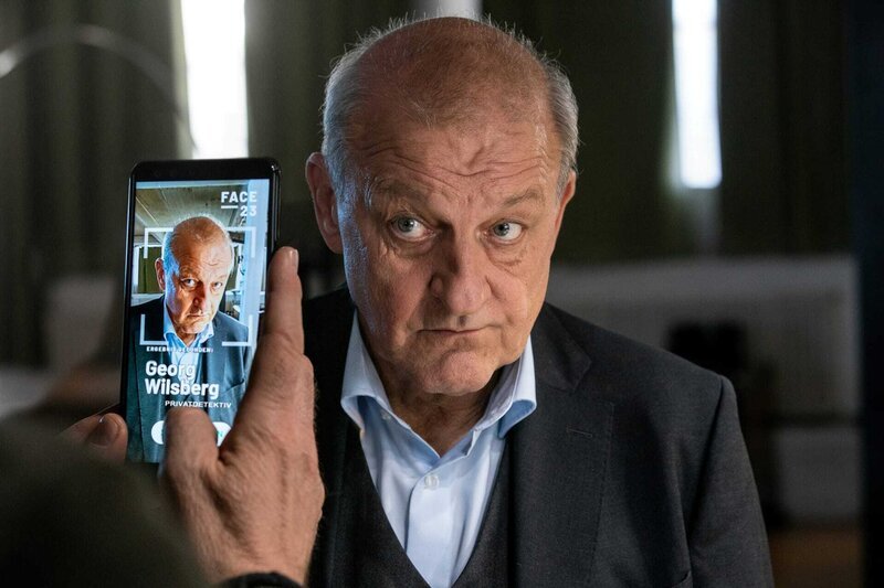 Selbst über Offliner Georg Wilsberg (Leonard Lansink) findet die App FACE 23 einige wenige Treffer im Netz. Dadurch erscheint Wilsberg wie ein ganz krummer Hund. – Bild: ZDF/​Thomas Kost