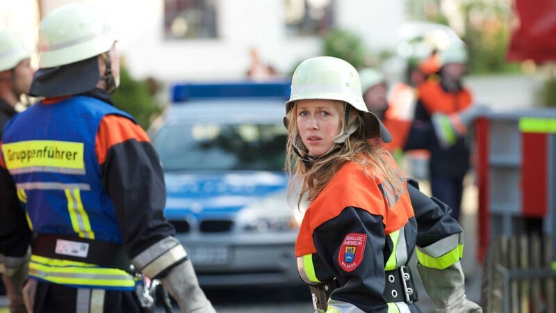 Marie (Christine Eixenberger) bei ihrem ersten Einsatz mit der Freiwilligen Feuerwehr von Wildegg – Bild: ZDF und Bernd Schuller./​Bernd Schuller