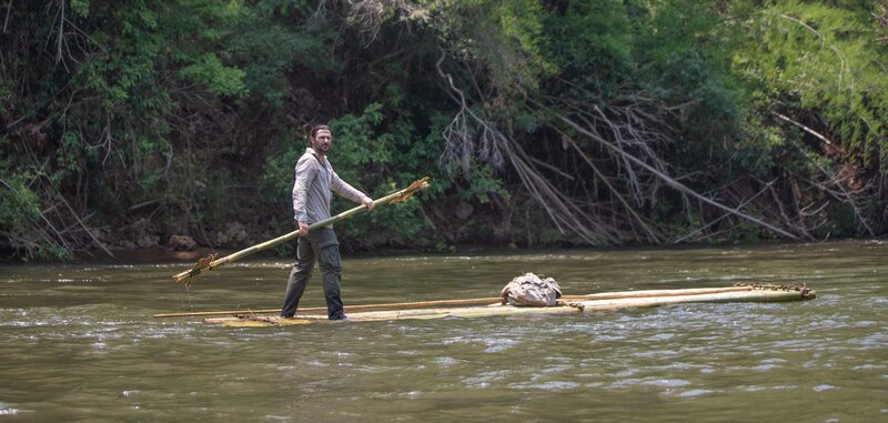 Hazen Audel travels on a bamboo raft down a river. – Bild: National Geographic /​ Correll Johnson