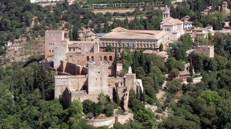 In Granada steht die berühmte Stadtburg Alhambra. Sie ist seit 1984 Weltkulturerbe. – Bild: phoenix/​ZDF/​Skyworks