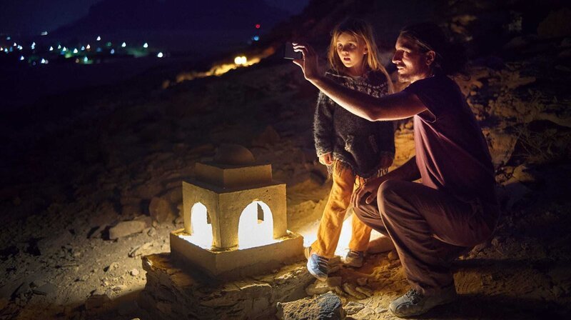 Thorben und Romy fotografieren den Nachthimmel über dem Wadi Rum. – Bild: phoenix/​ZDF/​Rasmus Sievers