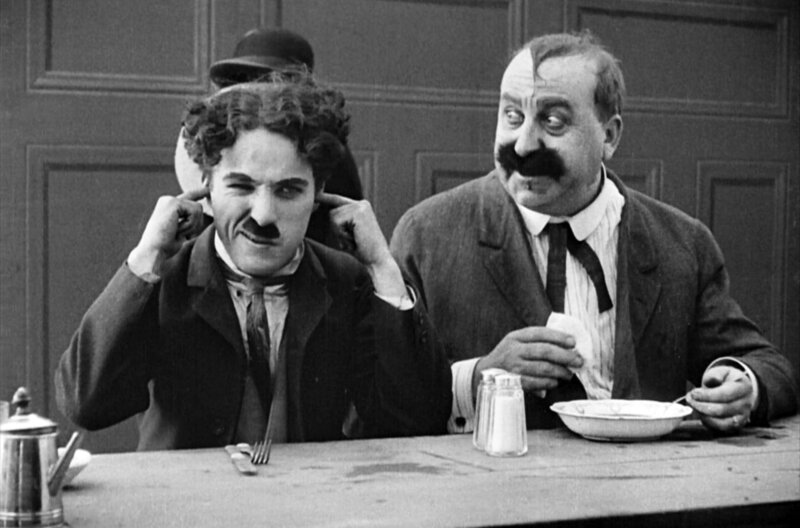 Sein heimliches Treffen – Bild: ZDF/​2eleven music film /​ Kurze Auszeit vom Ehealltag: der Bohemien (Charlie Chaplin, li.) und sein Freund Ambrose (Mack Swain, re.)