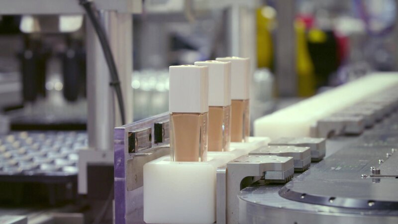 In der 57.000 Quadratmeter großen Fabrik des Kosmetikgiganten L’Oréal in Frankreich werden die Fläschchen mit Make-Up von Förderbändern und Roboterarmen fortbewegt. – Bild: BILD