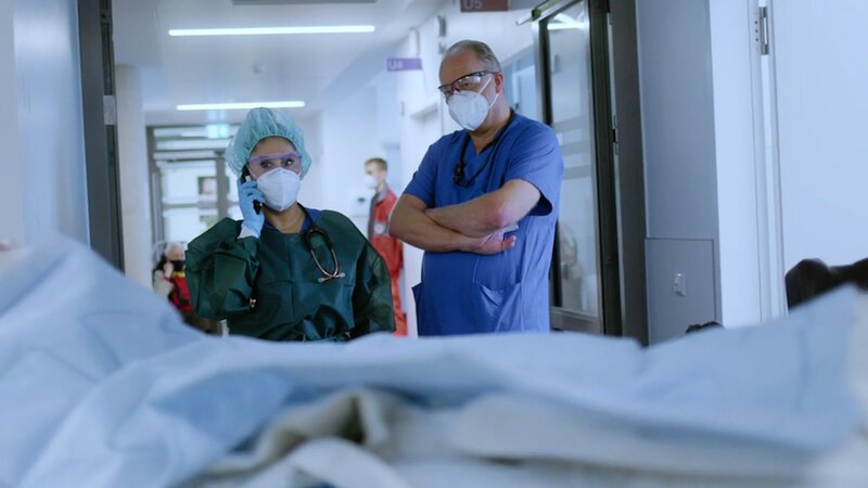 Puneh Engelmeyer, leitende Oberärztin in der Notaufnahme, zusammen mit einem Kollegen, während ein neuer Notfall eintrifft. – Bild: BILD
