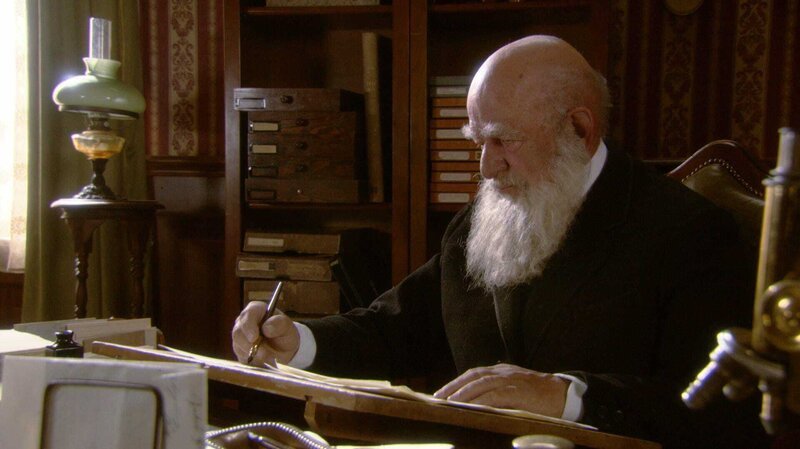 Charles Darwin (Manfred Eibisch) im Alter von 67 an seinem Schreibtisch in Down House. – Bild: BR/​INTER/​AKTION