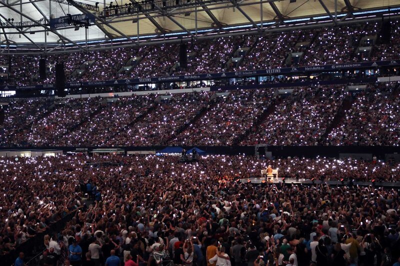Herbert Grönemeyer bei seinem fulminanten Livekonzert „Das ist los“ auf Schalke. – Bild: ZDF und Lisa Wassmann.