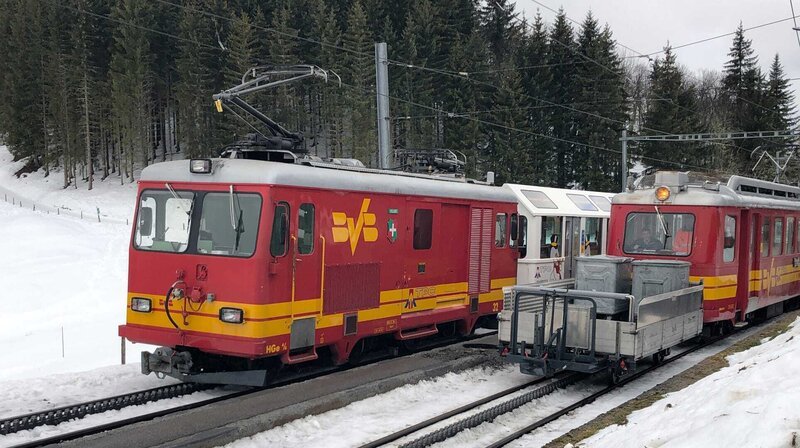 Am Col de Soud: BVB-Zug kreuzt „Müllzug“. Im Winter ist die Bahn das einzige Transportmittel nach oben. Auch die Müllcontainer werden mit der Bahn abtransportiert. – Bild: SWR/​Alexander Schweitzer