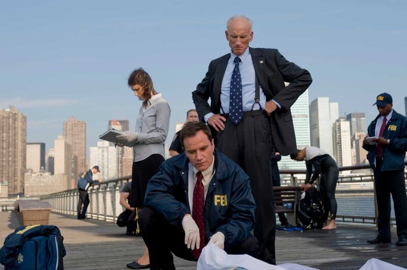 L-R: FBI-Agent Peter Burke (Tim DeKay) und Reese Hughes (James Rebhorn) – Bild: Warner TV Serie
