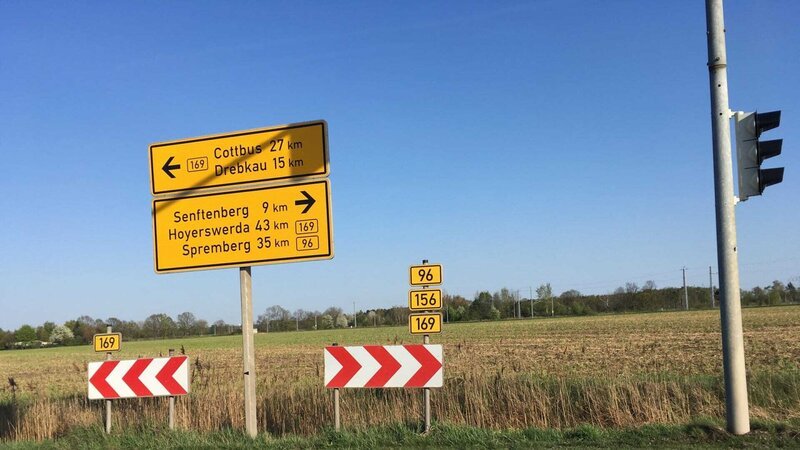 Unterwegs auf der B96 zwischen Hoyerswerda und Senftenberg. – Bild: ZDF und Meike Materne./​Meike Materne