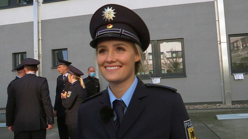 Polizeimeisterin Alexandra Metzmacher ist aufgeregt, heute wird sie auf Deutschlands größter Polizeidienststelle am Frankfurter Flughafen vereidigt. – Bild: HR