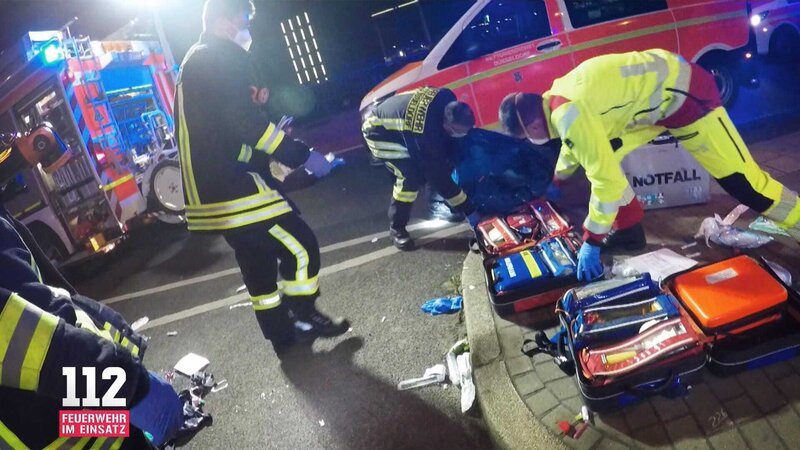 Emergency services, together with paramedics and a doctor, are fighting for the life of a man who got caught between a tram and the edge of the platform. – Bild: DMAX