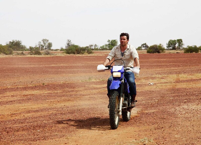 Sven Furrer als „gasoline cowboy“ unterwegs im Outback. – Bild: ZDF und SRF