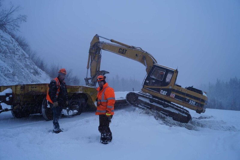 Hugh Evans’ crew ready to dig out ice. – Bild: Copyright: Discovery Communications, Inc. Show and Network Promotion