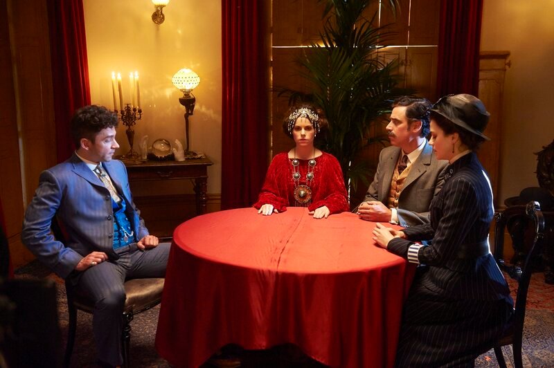 V.l.: Harry Houdini (Michael Weston), Madame Korzha (Emily Hampshire), Arthur Conan Doyle (Stephen Mangan), Adelaide Stratton (Rebecca Liddiard) +++ – Bild: NOW US