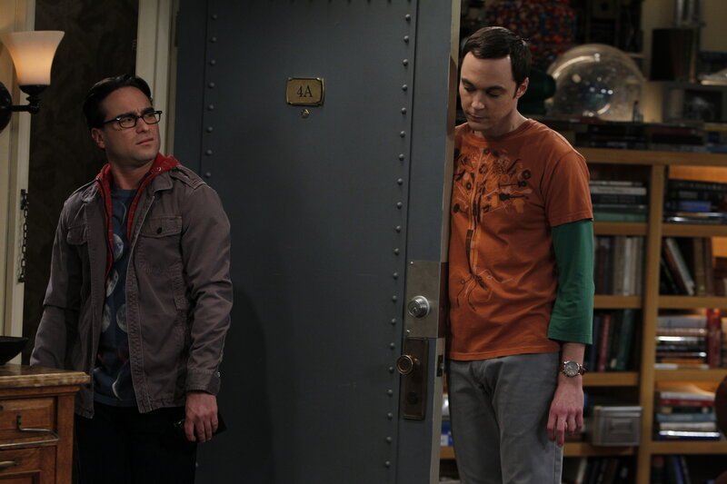 Sheldon (Jim Parsons, r.) stellt fest, dass nicht er der Mittelpunkt seiner Freunde ist, sondern Leonard (Johnny Galecki, l.), und sucht sich deshalb neue Freunde … – Bild: Dieses Bild darf ausschließlich zur Programmankündigung, nicht zur sonstigen redaktionellen Berichterstattung verwendet werden.