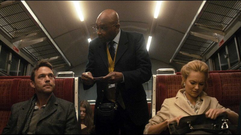 Lewis (Dougray Scott. li.) trifft im Zug auf Sarah (Kara Tointon) – Bild: RTL Zwei