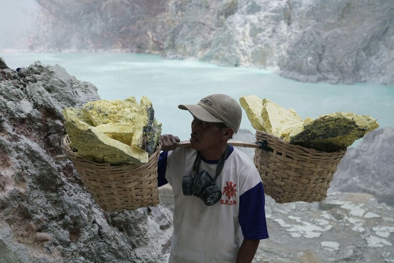 Bis zu 80 Kilogramm Schwefel trägt jeder Arbeiter der Schwefelmine auf dem Vulkan Ijen täglich ins Tal. – Bild: Oliver Roetz /​ zdf /​ © Histoty /​ ZDF /​ Oliver Roetz