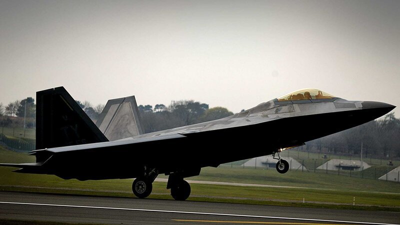 Um von feindlichen Radarsystem nicht aufgespürt zu werden, ist die F-22 mit einer speziellen Beschichtung lackiert. – Bild: WELT