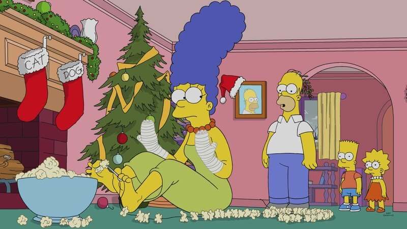 „Die Simpsons“, „Weihnachten in Florida.“ Kaum ist Thanksgiving vorbei, packt die Simpsons die Vorfreude auf das Weihnachtfest. Bart und Lisa wünschen sich einen neuen Fernseher. Um ein ‚Black Friday‘-Schnäppchen zu ergattern, stellt Marge sich mitten in einer frostigen Nacht vor dem Shopping Center an – doch vergeblich. Da hat Lisa eine fabelhafte Idee: Warum nicht Weihnachten in Florida verbringen? Prompt wird ein billiges Hotel gebucht und los geht’s! Doch das erhoffte Idyll erweist sich als Fiasko. – Bild: 2018–2019 Fox and its related entities. All rights reserved. Lizenzbild frei