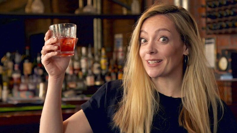 Inside the Factory So entstehen Liköre Moderatorin Cherry Healey lernt die Unterschiede zwischen verschiedenen Whiskysorten kennen. Copyright: SRF/​BBC – Bild: SRF/​BBC