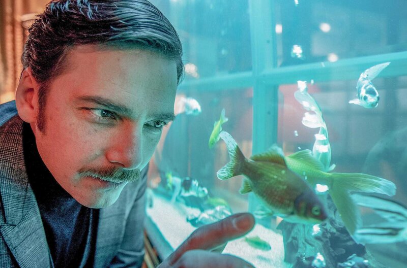 Das letzte Problem – Bild: ORF/​Superfilm /​ Freitag (Stefan Pohl) ist der mitgereiste Assistent von Kommissar Horak, der seinem Chef bei den Ermittlungen im Hotel Edelweiss zur Seite steht.