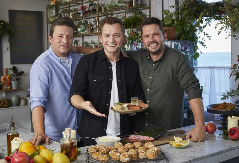 (v.l.n.r.) Jamie Oliver; Taron Egerton; Jimmy Doherty – Bild: 2019 Jamie Oliver Enterprises Ltd. /​ Steve Ryan Lizenzbild frei
