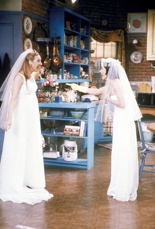 Weil Phoebe (Lisa Kudrow, l.) und Monica (Courteney Cox, r.) von Emily im Brautkleid so begeistert sind, laufen auch sie nur noch in weißen Brautkleidern herum … – Bild: ProSieben Media AG