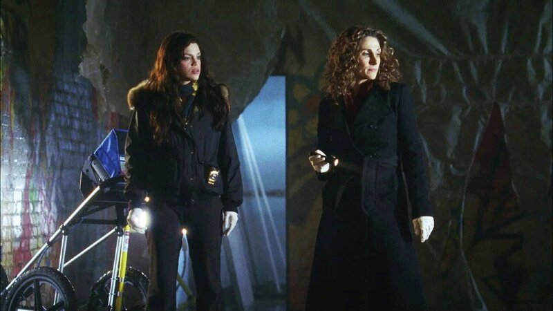 Aiden Burn (Vanessa Ferlito, l.) und Detective Stella Bonasera (Melina Kanakaredes). – Bild: RTL /​ CBS