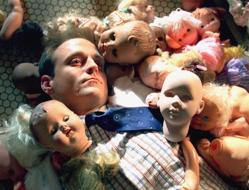 Ist dem Puppendoktor Russell McCulley (Mitchell Fink) eine sprechende Puppe zum Verhängnis geworden? – Bild: RTL /​ CBS