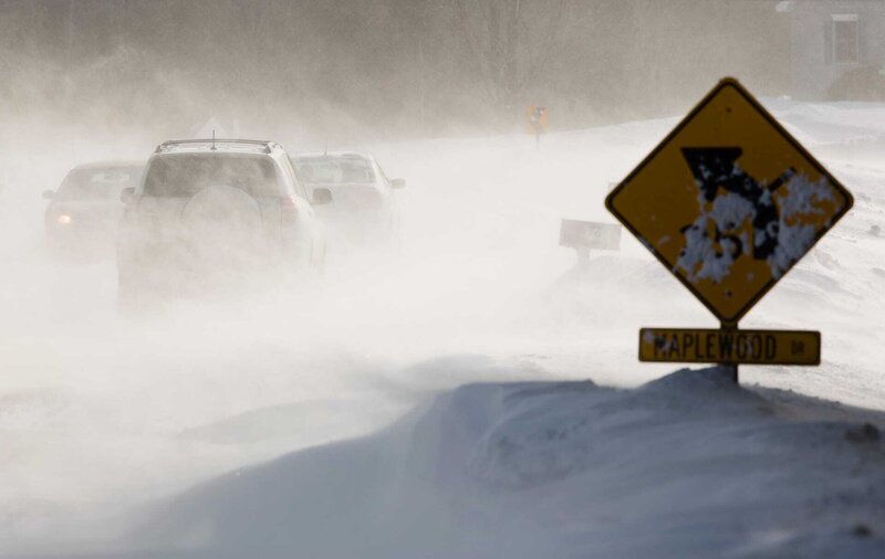 Autofahrer bahnen sich ihren Weg durch intensiven, vom Wind verwehten Schnee entlang der Limerick Rd. in Arundel nach dem letzten Schneesturm am Sonntag, 15. Februar 2015. – Bild: Portland Press Herald /​ Copyright: Voltage TV /​ Portland Press Herald /​ © Getty Images /​ Photo by Carl D. Walsh/​Portland Press Herald via Getty Images