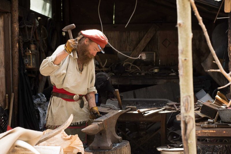 WARD, COLO.- Derik at work smithing. (Photo Credit: NG Studios/​Mary Way) – Bild: Copyright © The National Geographic Channel.