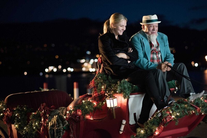 Der mysteriöse Kutscher Nick (William Shatner) ermöglicht Lindsay (Eloise Mumford) einen Blick in die Zukunft, der ihre Entscheidung erleichtern soll. – Bild: RTL / © 2015 Sony Pictures Television Inc. Der mysteriöse Kutscher Nick (William Shatner) ermöglicht Lindsay (Eloise Mumford) einen Blick in die Zukunft, der ihre Entscheidung erleichtern soll. – Bild: RTL / © 2015 Sony Pictures Television Inc.