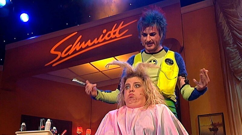 Pension Schmidt – Die beliebteste Seifenoper mit mehr als 370 Folgen. Hier war Kay Ray zu Gast – bekannt für schräge Comedy und ungewöhnlichen Frisuren. – Bild: NDR