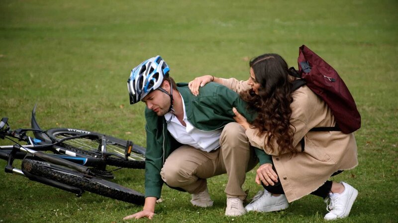 Dilay (Ideal Kanal) ist besorgt: Simon (Thore Lüthje) hat während einer Radtour eine heftige Schmerzattacke. – Bild: NDR