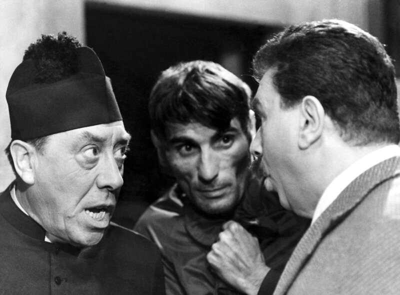 (v.li.): Fernandel (Don Camillo), Mirko Valentin (Sasha), Gino Cervi (Peppone). – Bild: ORF/​Degeto
