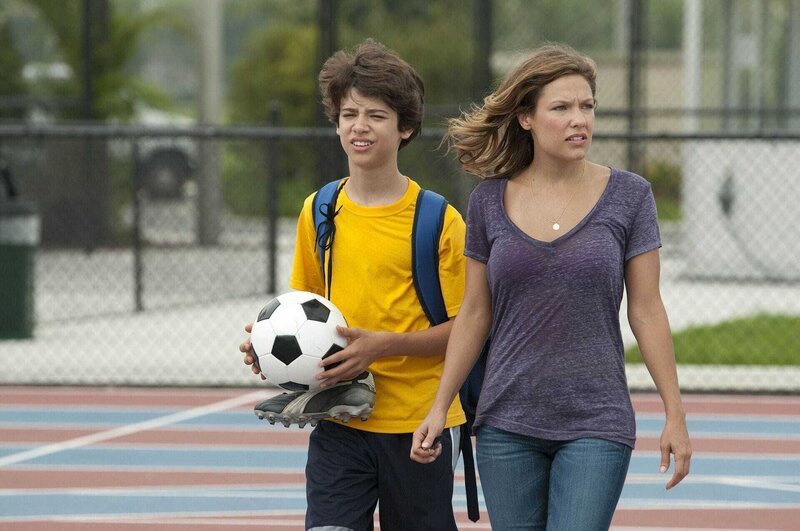 Callie (Kiele Sanchez) bringt gerade ihren Sohn Jeff (Uriah Shelton) zum Fußballcamp an der High School, als plötzlich ein Schuss fällt … – Bild: RTL